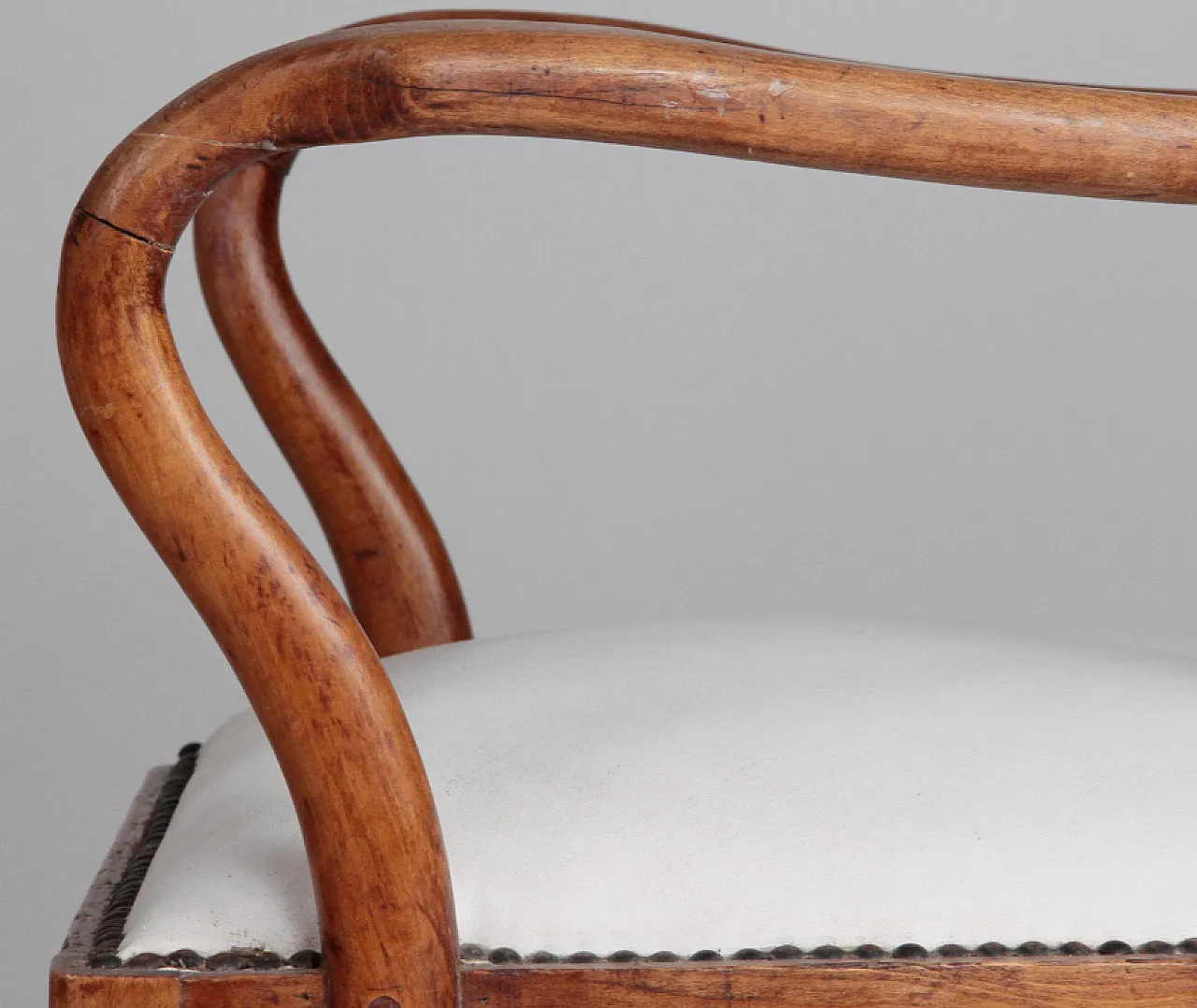 Coppia di poltroncine in legno ed ecopelle, anni '40 8