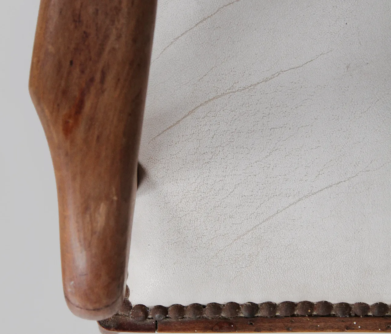 Coppia di poltroncine in legno ed ecopelle, anni '40 9