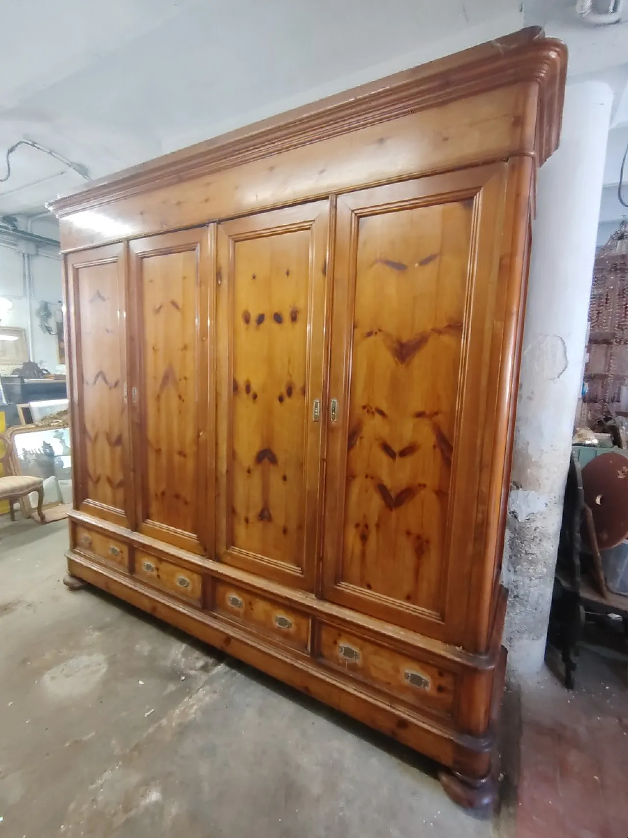 Armadio in larice con 4 ante e 4 cassetti, '800 1