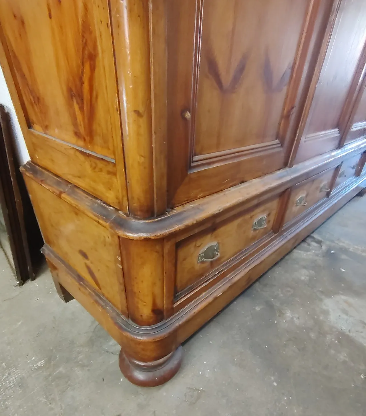 Armadio in larice con 4 ante e 4 cassetti, '800 2