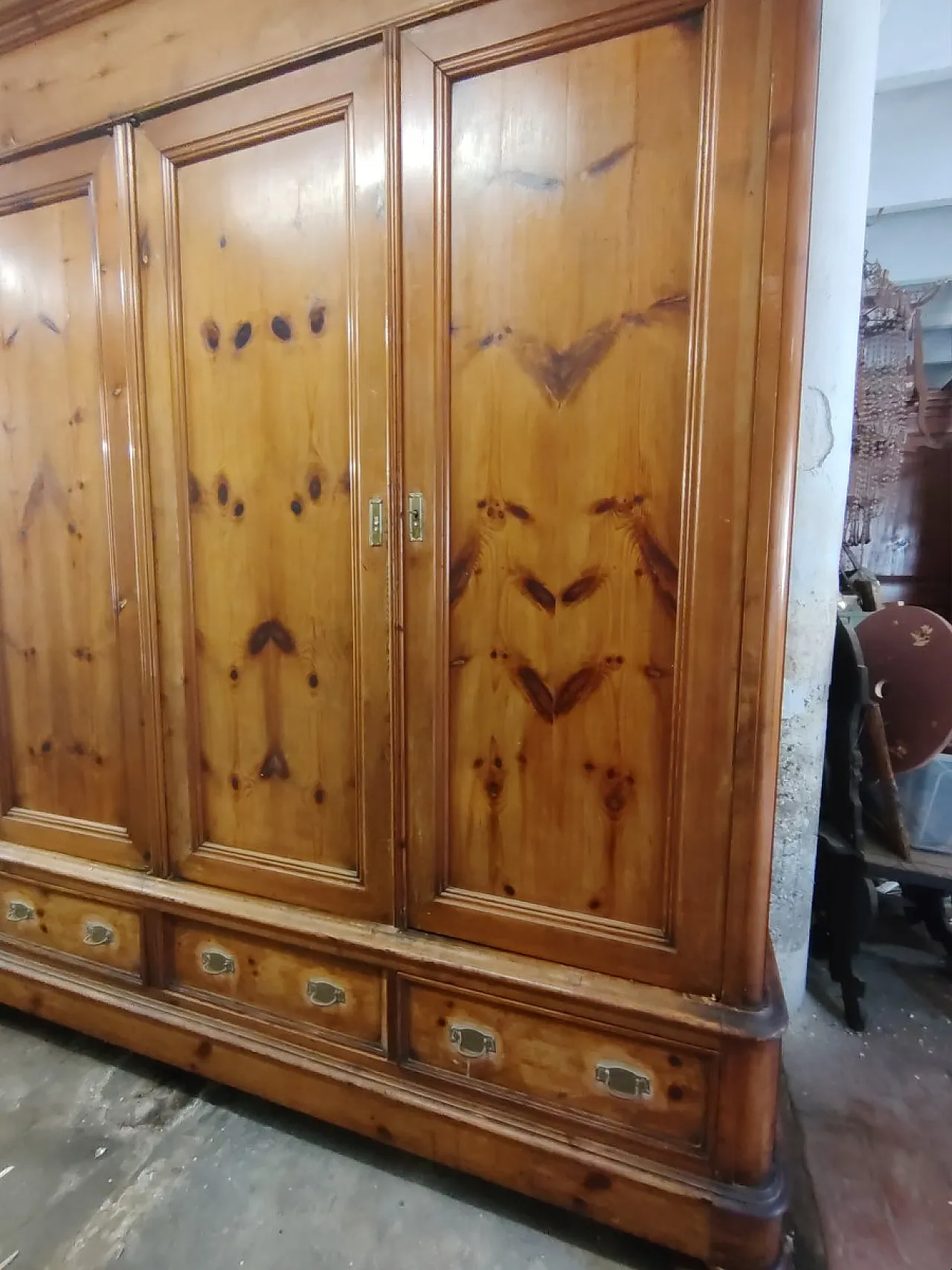 Armadio in larice con 4 ante e 4 cassetti, '800 3