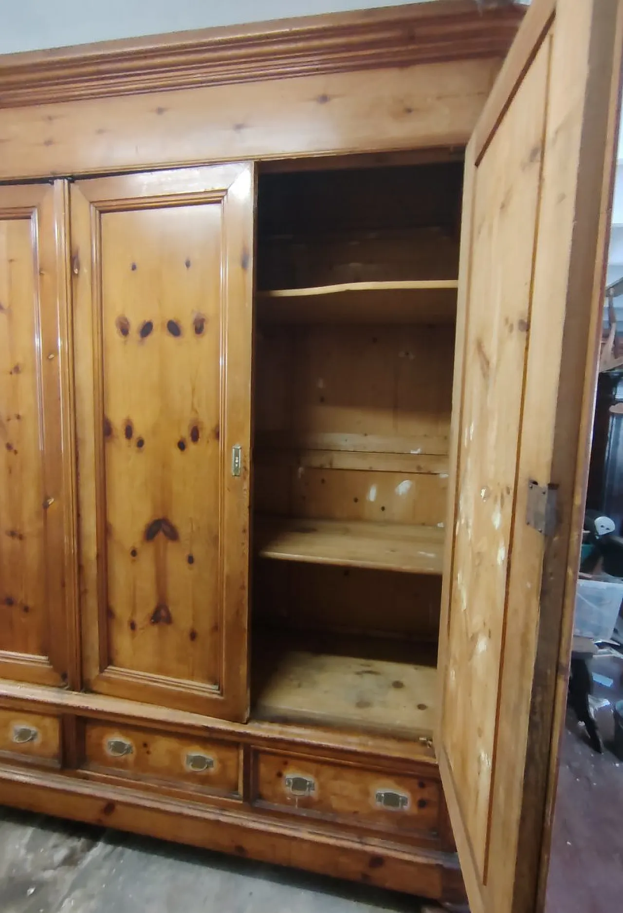 Armadio in larice con 4 ante e 4 cassetti, '800 4