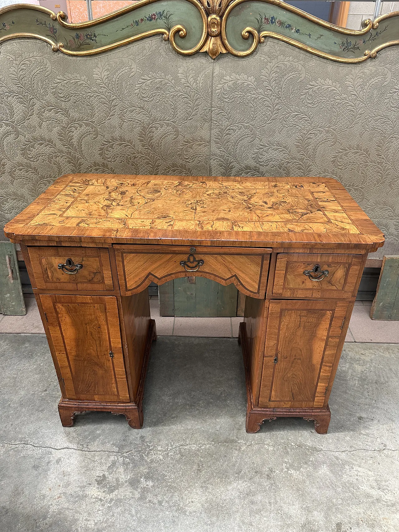 Louis XVI center desk in walnut root, Veneto, late 18th century 2