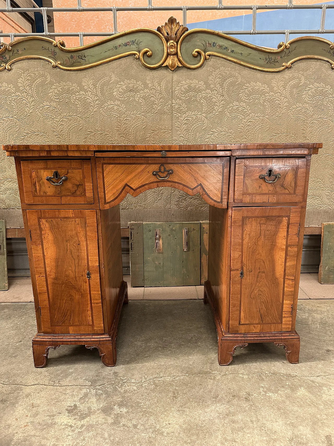 Louis XVI center desk in walnut root, Veneto, late 18th century 3