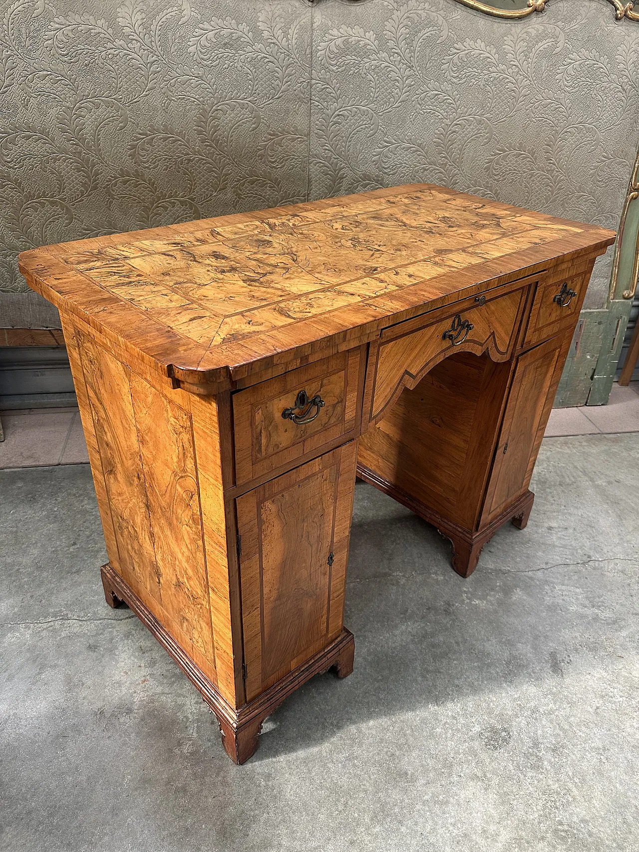 Louis XVI center desk in walnut root, Veneto, late 18th century 4