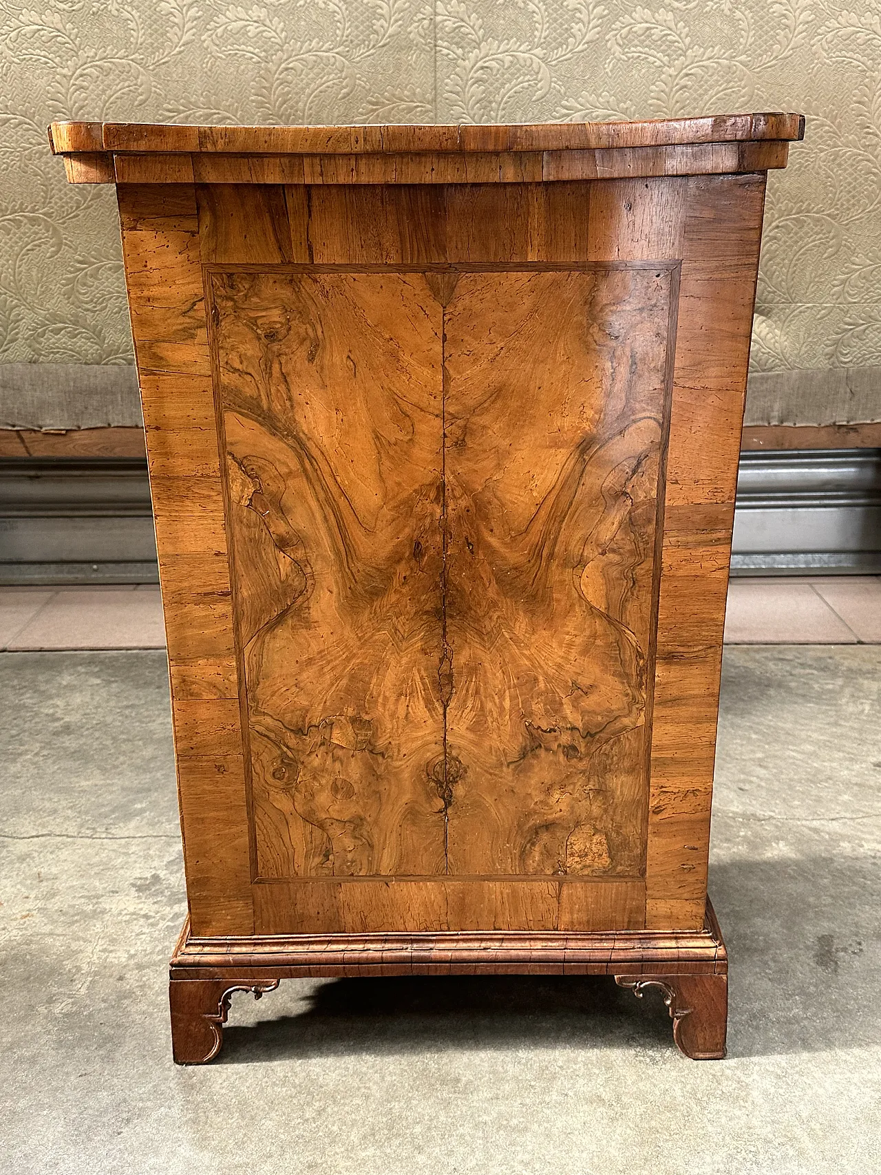 Louis XVI center desk in walnut root, Veneto, late 18th century 5