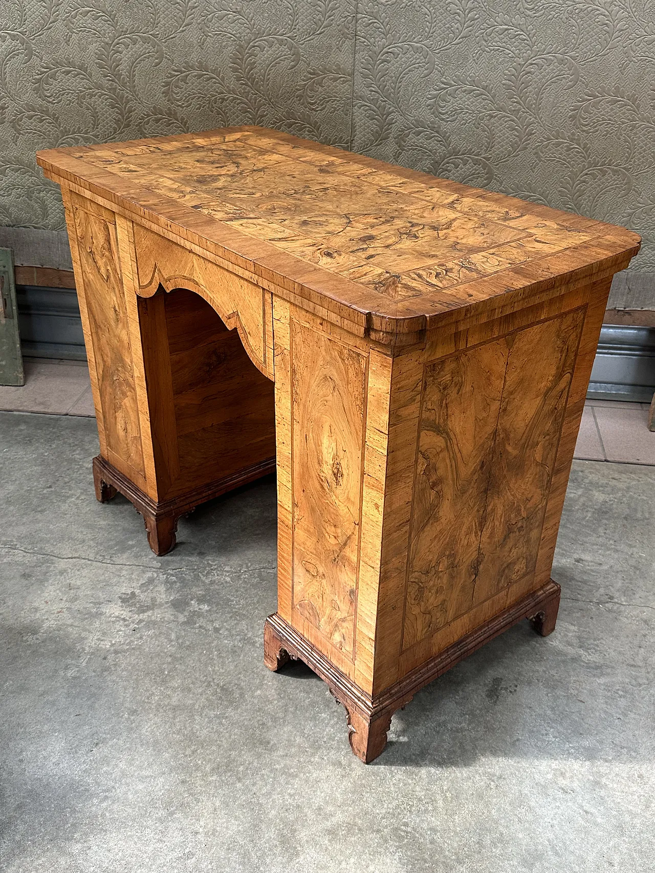 Louis XVI center desk in walnut root, Veneto, late 18th century 6