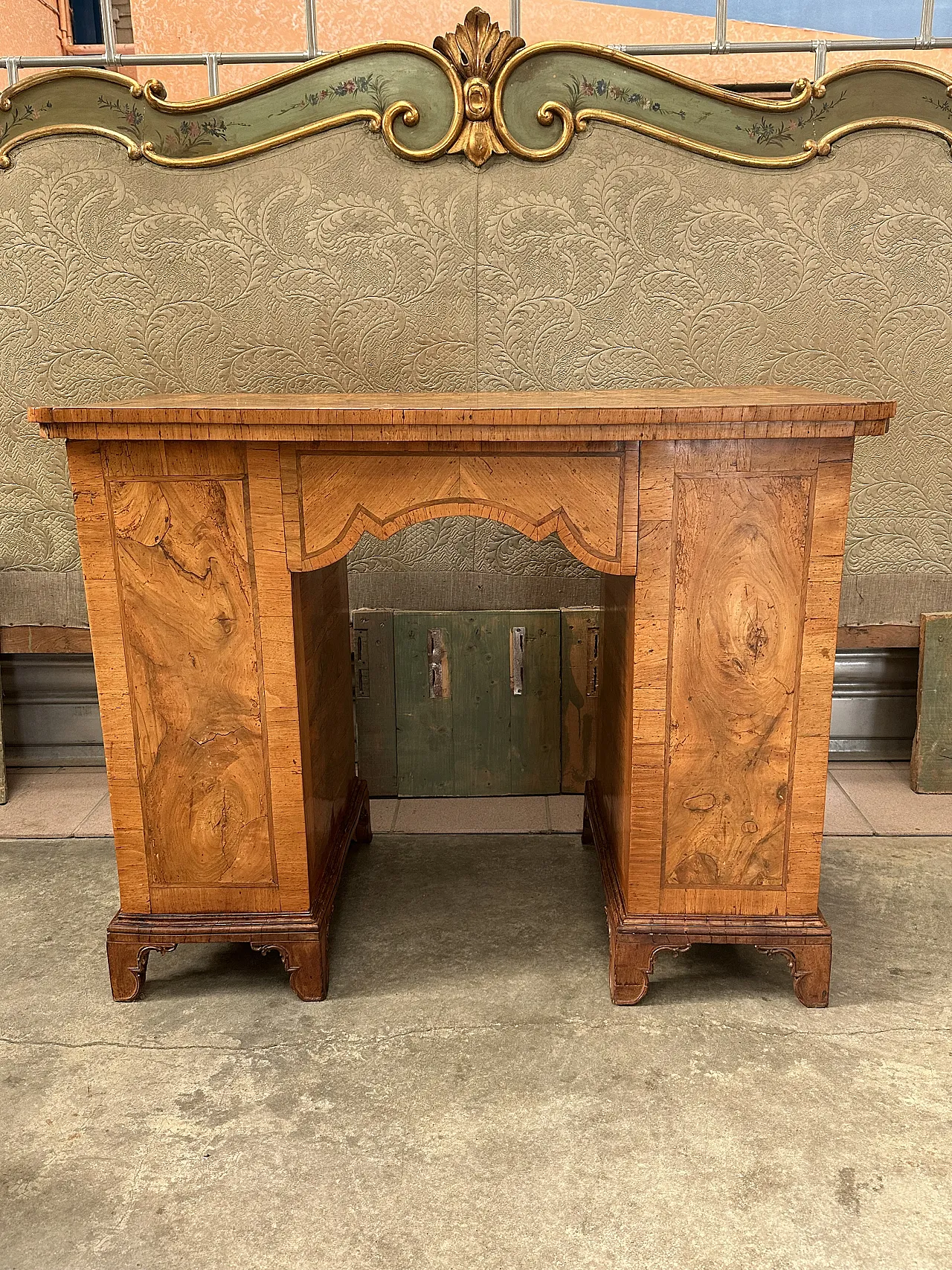 Louis XVI center desk in walnut root, Veneto, late 18th century 7