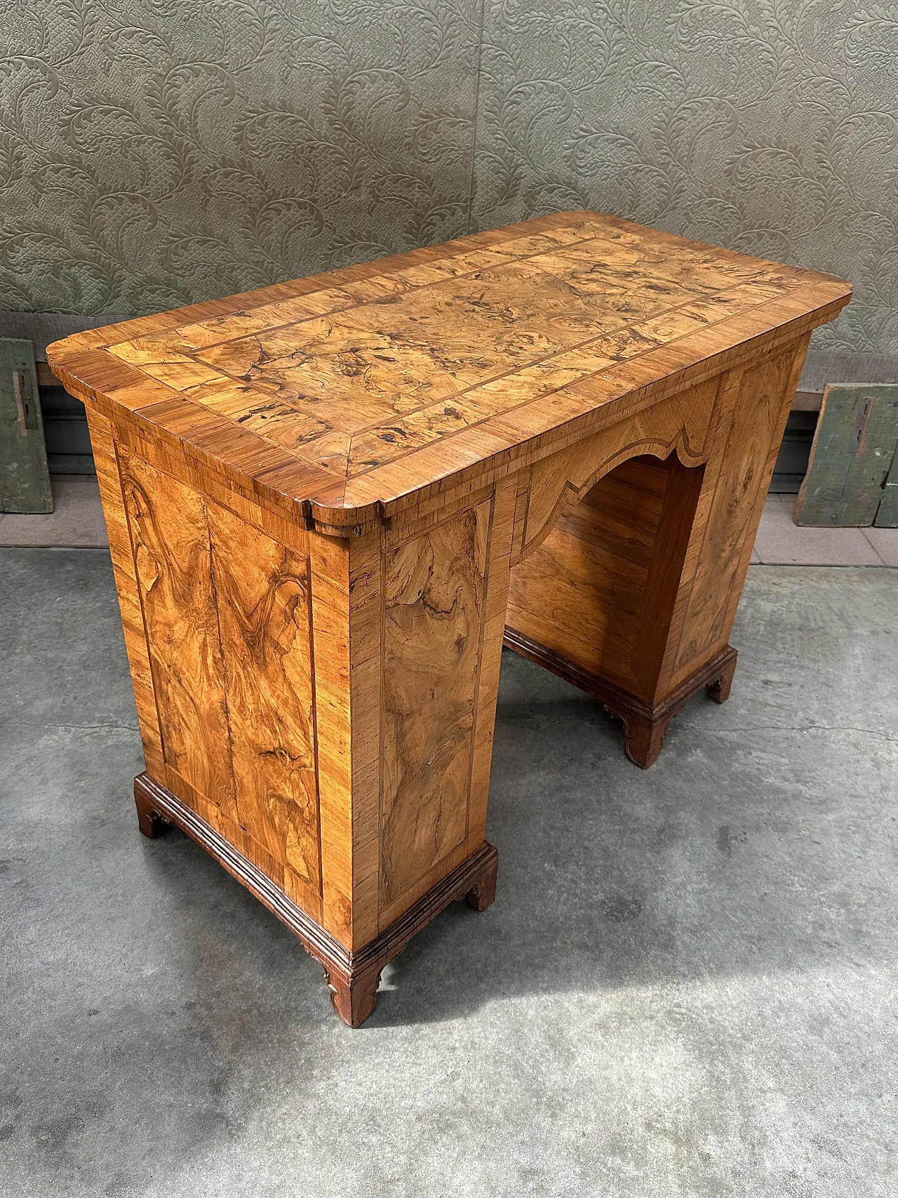 Louis XVI center desk in walnut root, Veneto, late 18th century 8