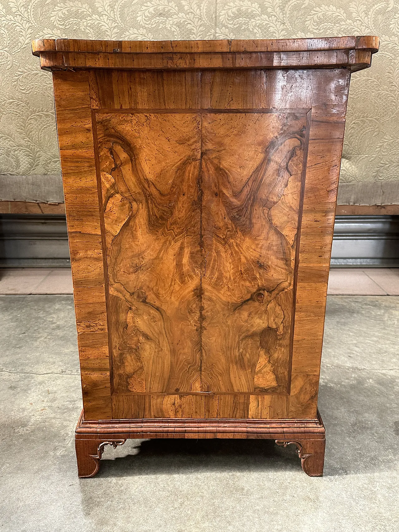 Louis XVI center desk in walnut root, Veneto, late 18th century 9
