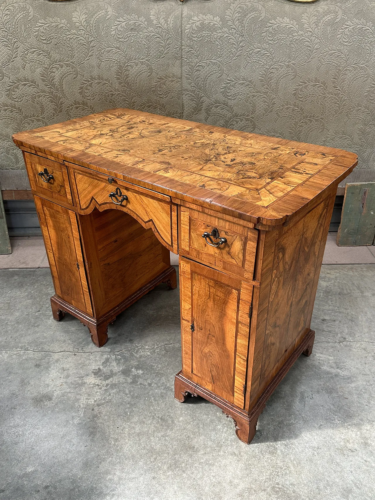 Louis XVI center desk in walnut root, Veneto, late 18th century 10