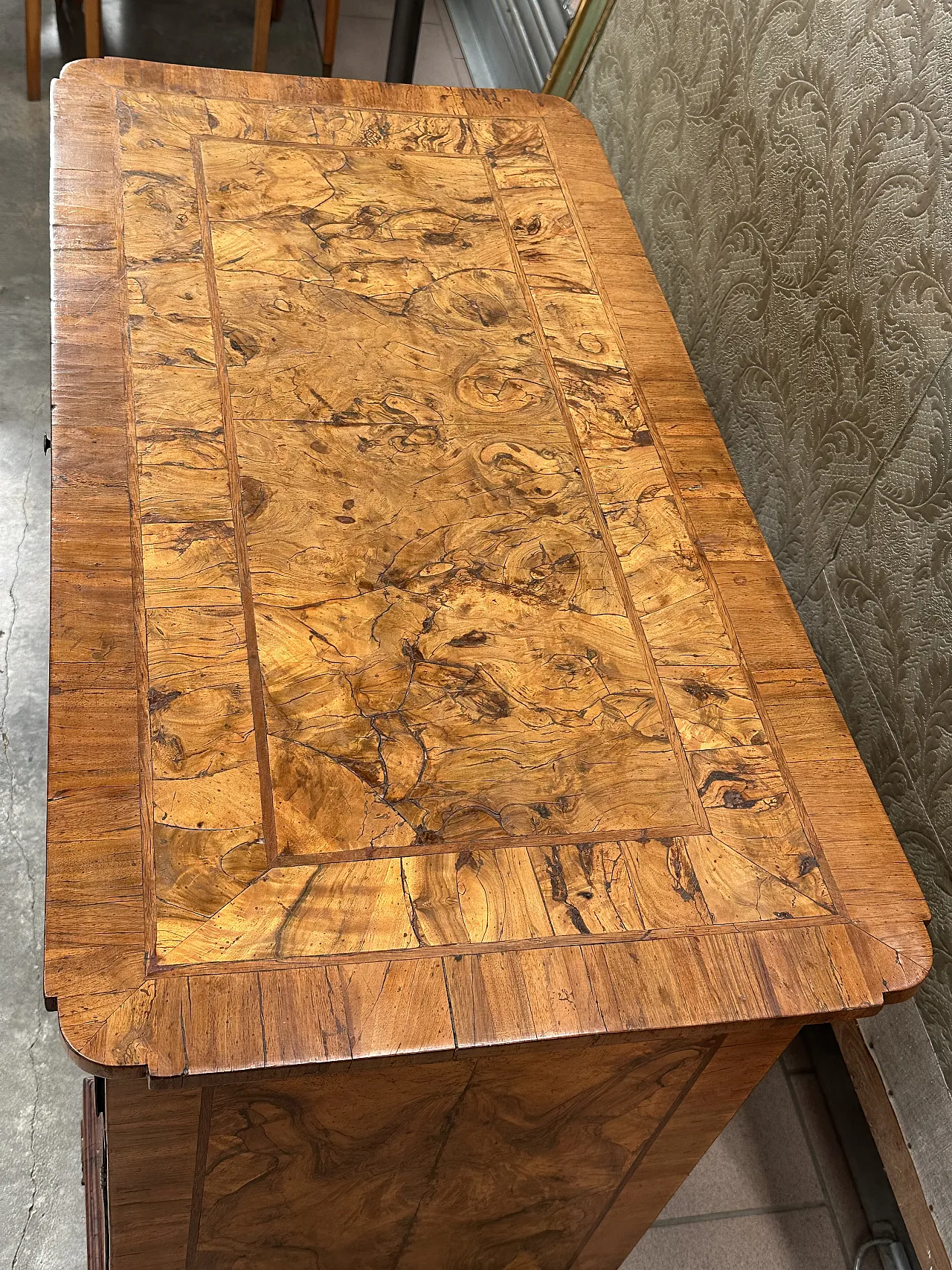 Louis XVI center desk in walnut root, Veneto, late 18th century 11