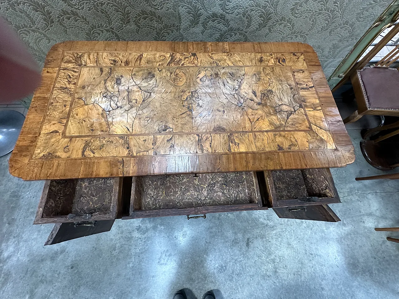 Louis XVI center desk in walnut root, Veneto, late 18th century 13