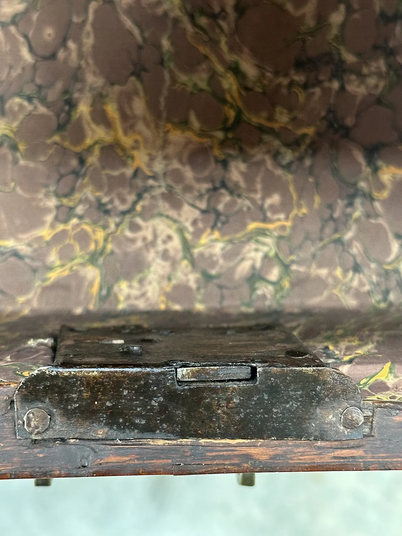 Louis XVI center desk in walnut root, Veneto, late 18th century 14