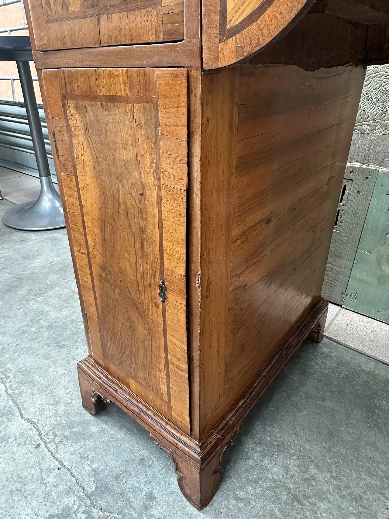 Louis XVI center desk in walnut root, Veneto, late 18th century 15