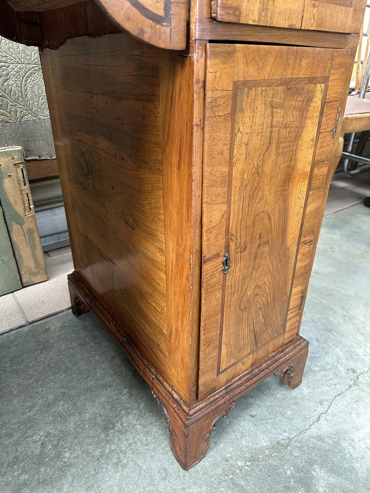 Louis XVI center desk in walnut root, Veneto, late 18th century 16