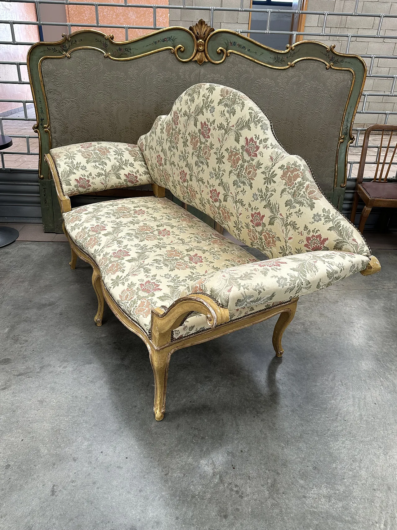 Louis XV sofa lacquered with silver profiles, fabric, Turin, mid-18th century 4