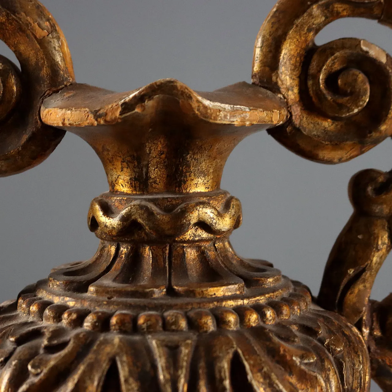 Baroque vase in carved and gilded wood, 18th century 4