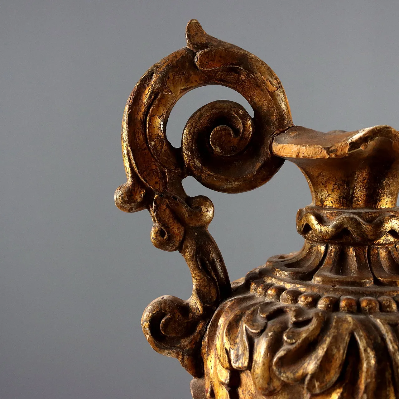 Baroque vase in carved and gilded wood, 18th century 6