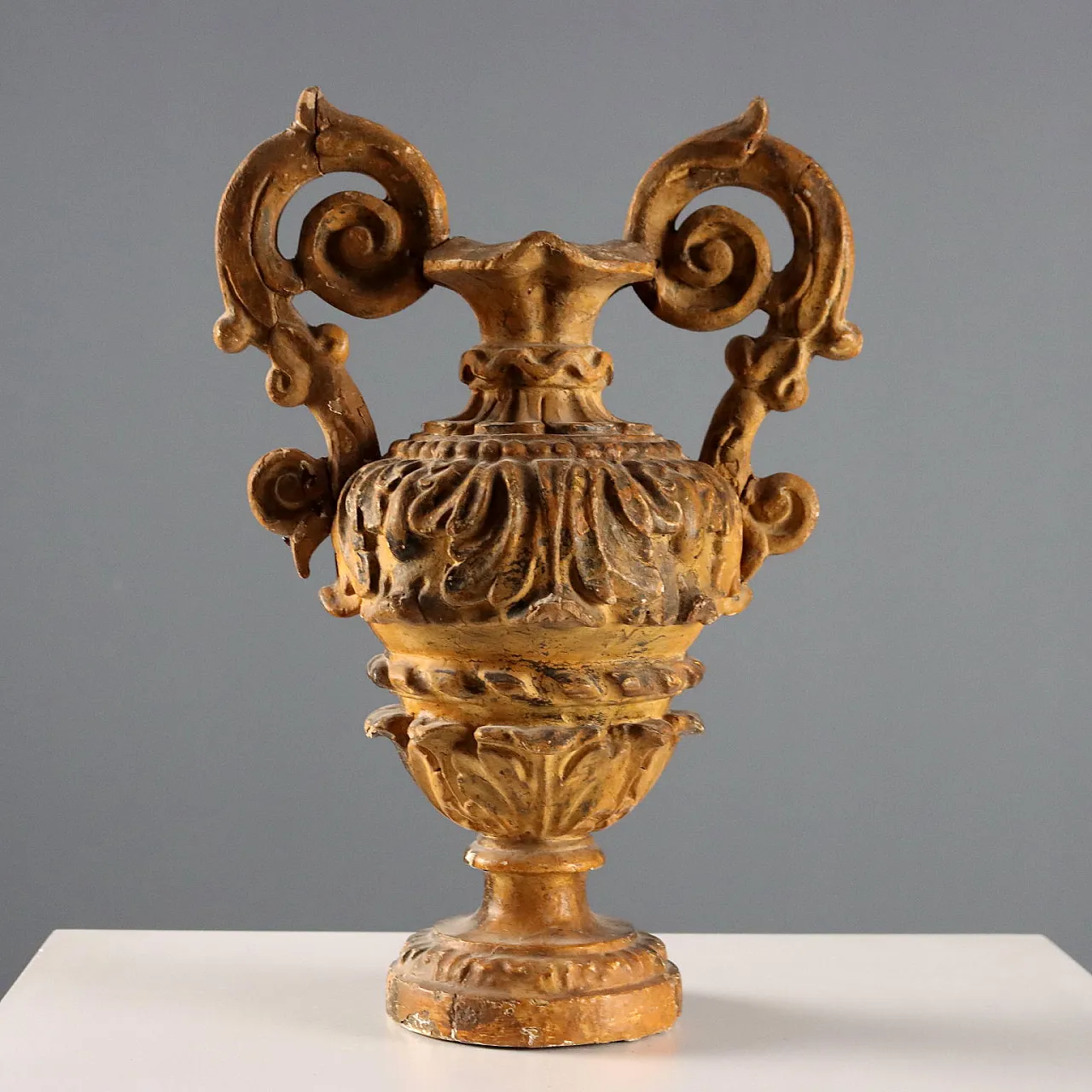 Baroque vase in carved and gilded wood, 18th century 7