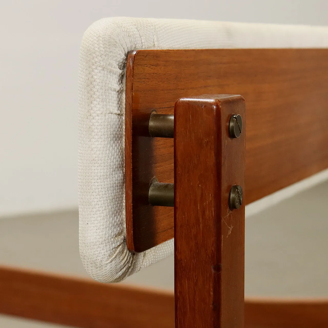 Letto singolo in teak con testiera e pediera imbottite e rivestite in tessuto, anni '60 5
