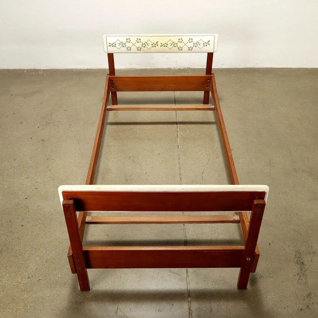 Letto singolo in teak con testiera e pediera imbottite e rivestite in tessuto, anni '60 6
