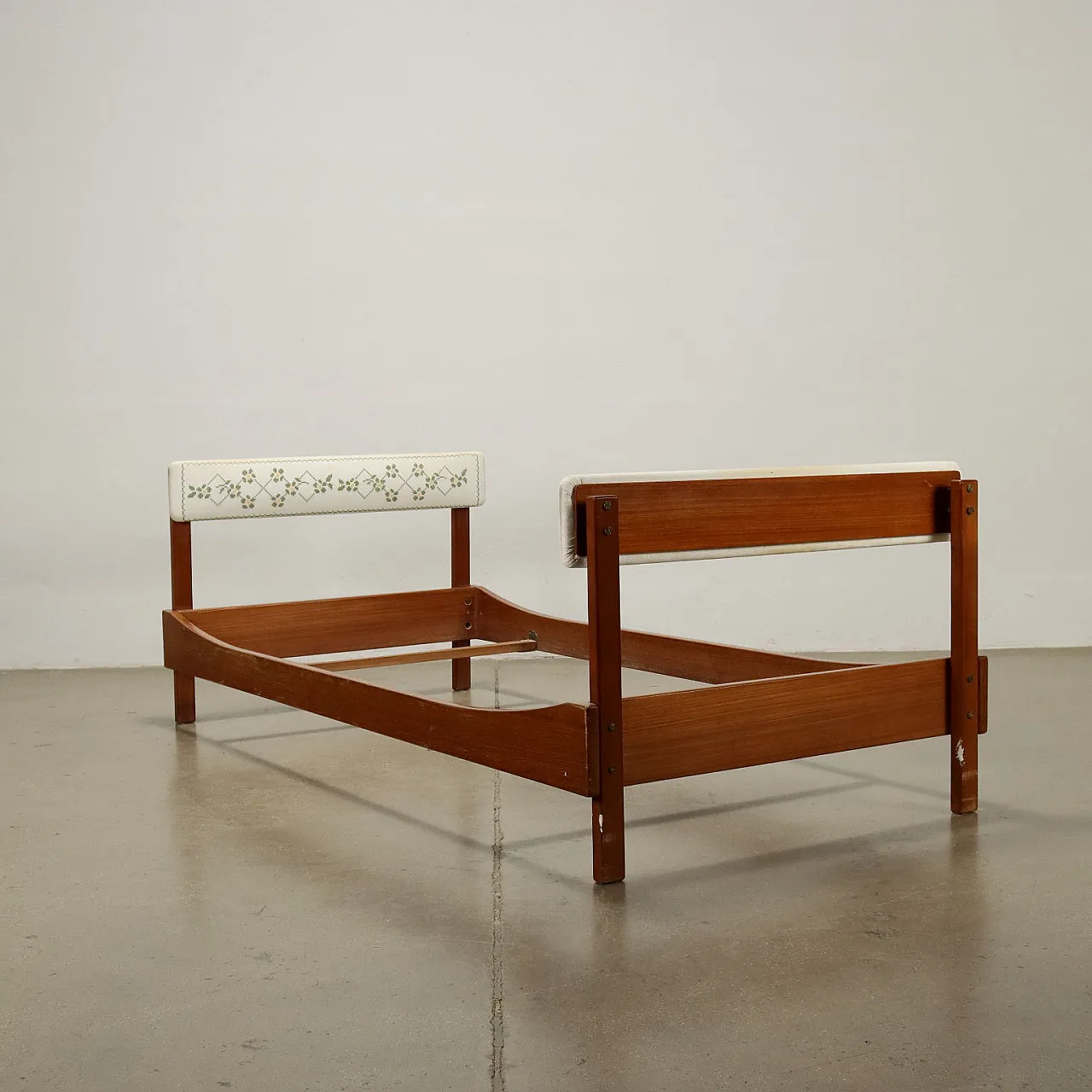 Letto singolo in teak con testiera e pediera imbottite e rivestite in tessuto, anni '60 7