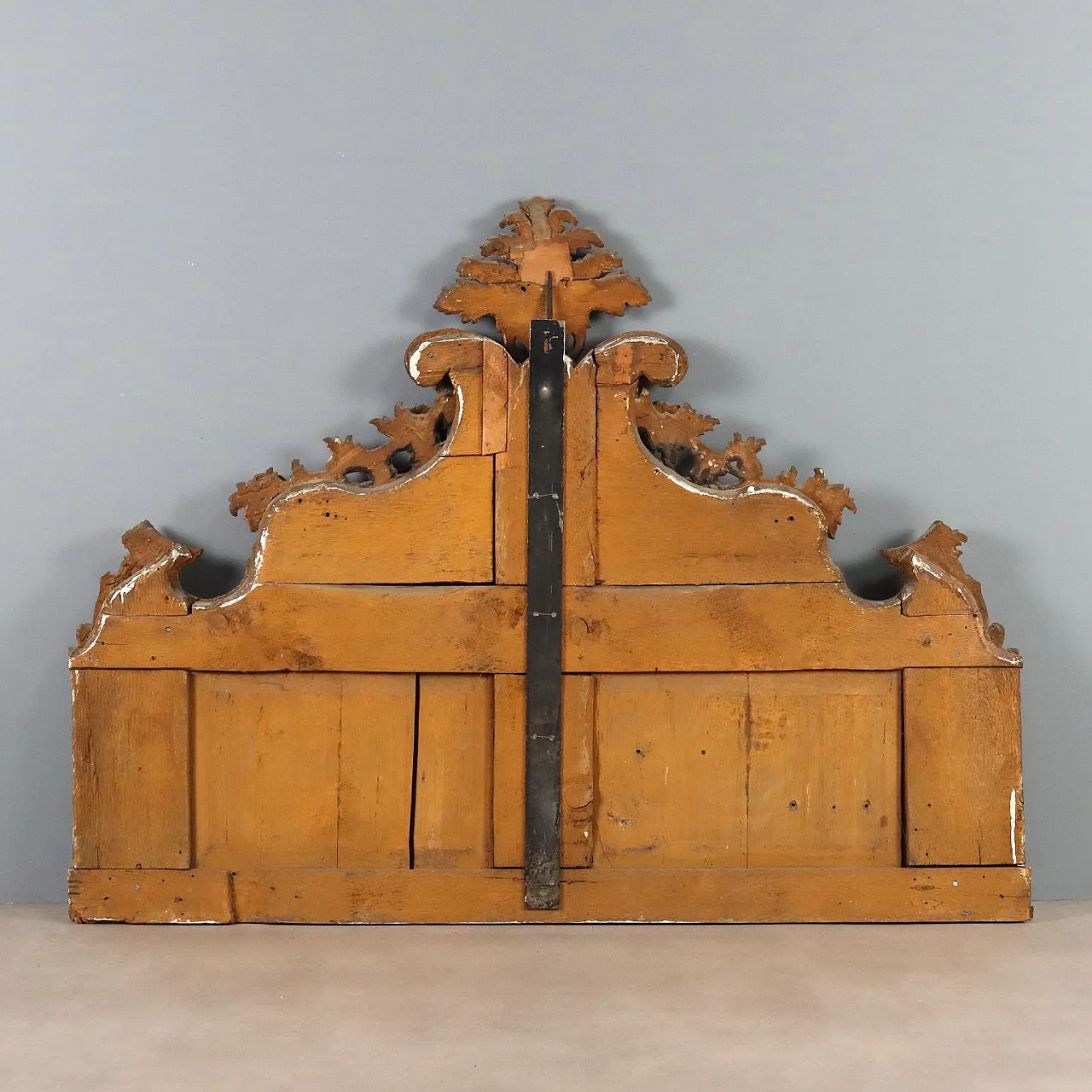 Carved and gilded wooden fireplace, 18th century 10