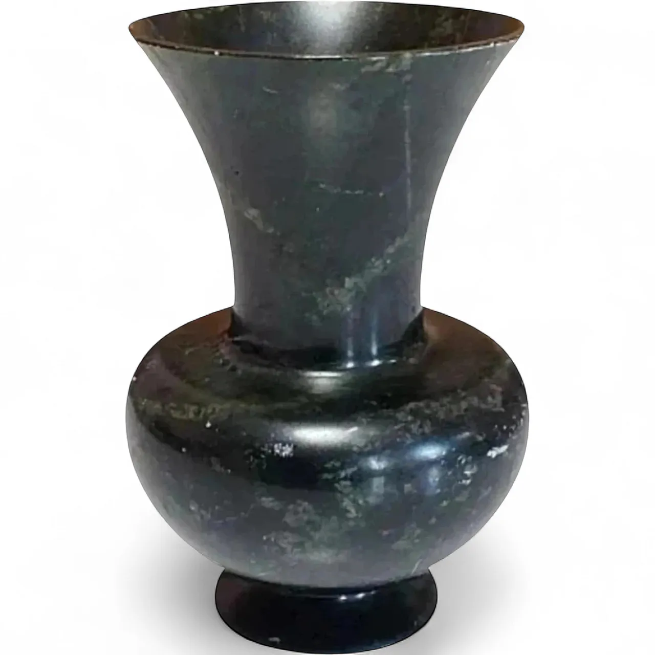 Spinach green nephrite jade vase,  17th century 27