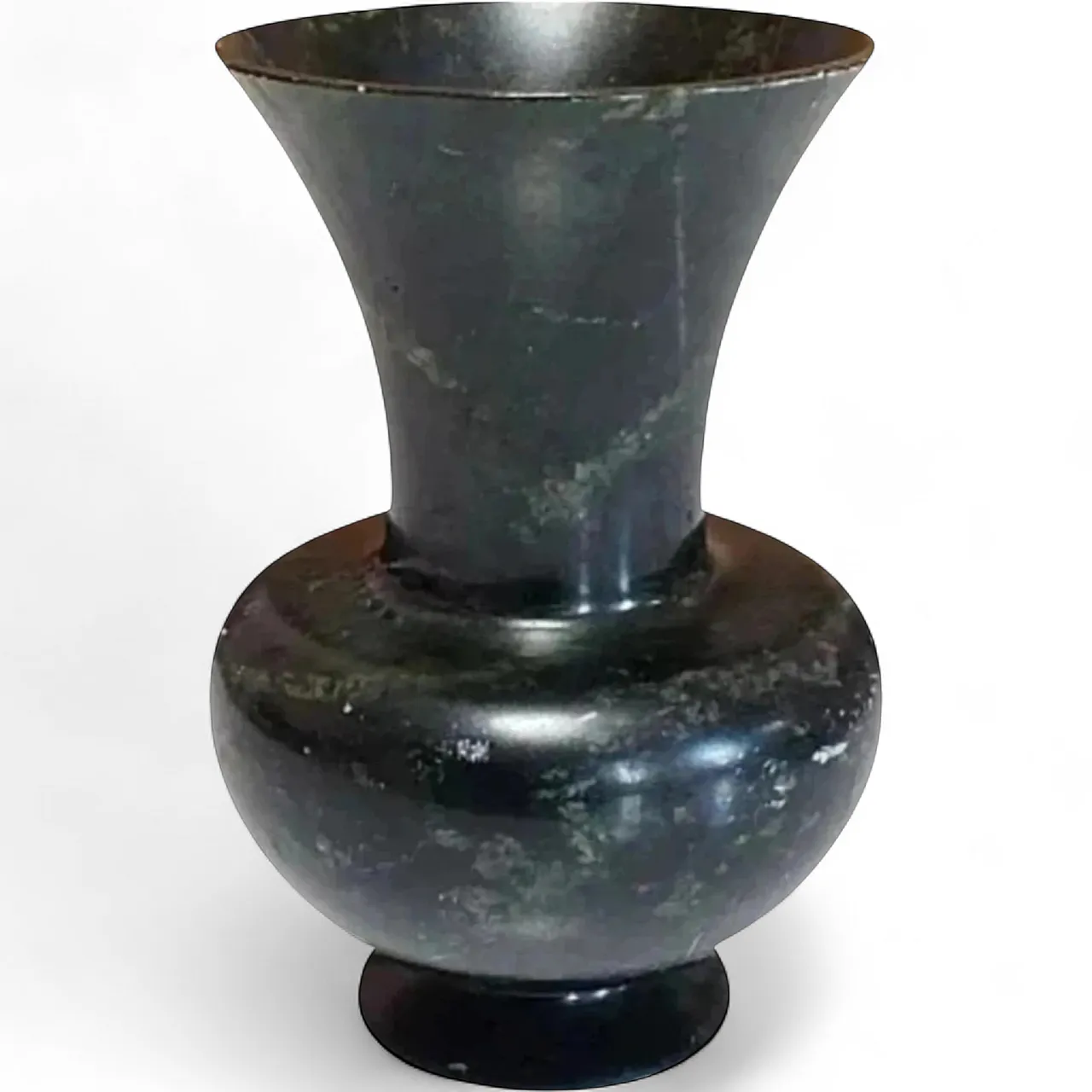 Spinach green nephrite jade vase,  17th century 28