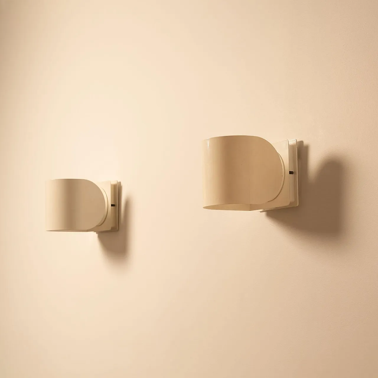 Pair of wall sconces, 1970s 8