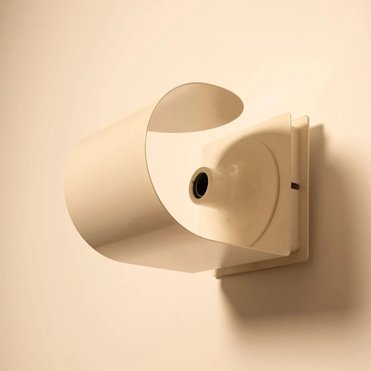 Pair of wall sconces, 1970s 10