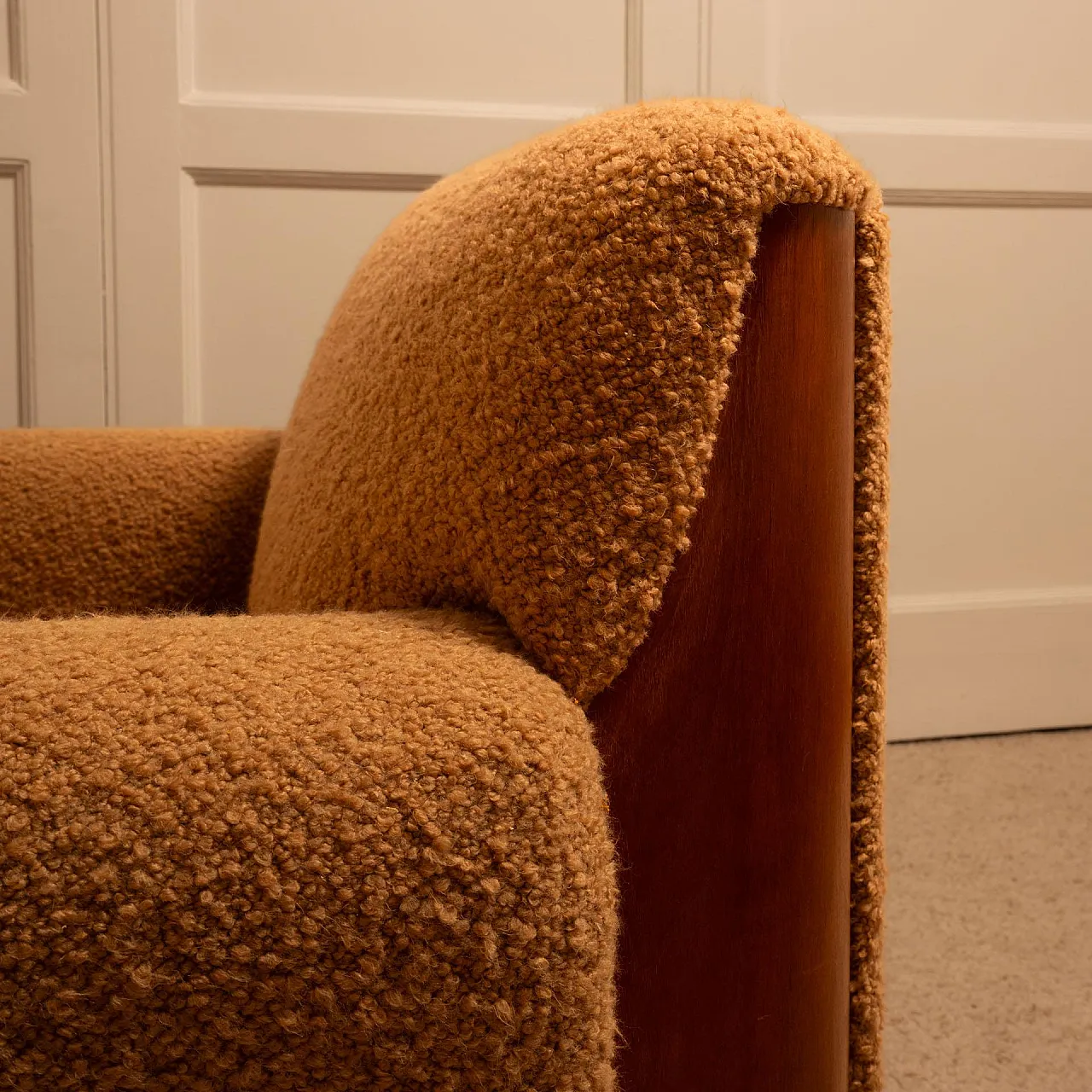 Coppia di poltrone in legno e bouclé, anni '70 7