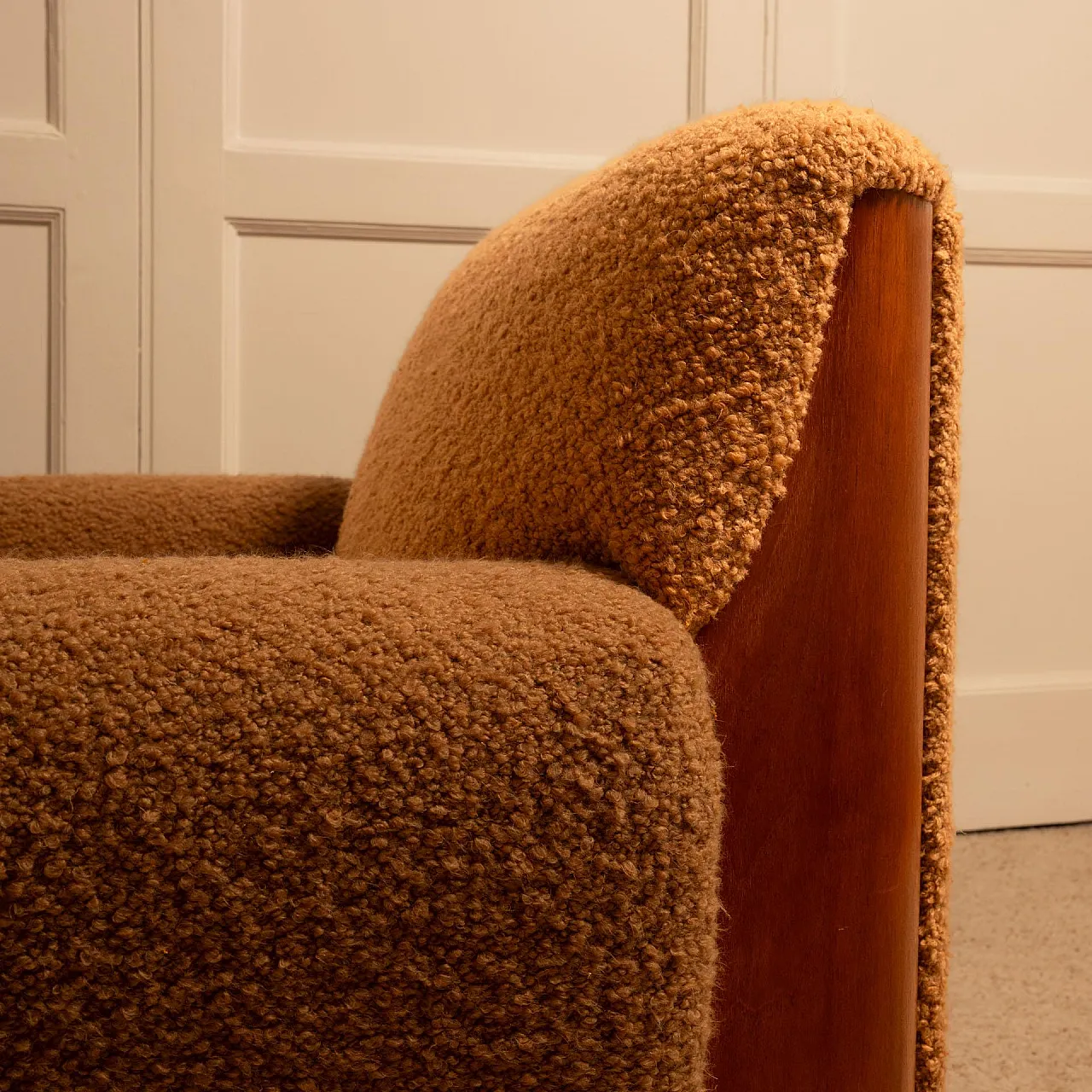 Coppia di poltrone in legno e bouclé, anni '70 8