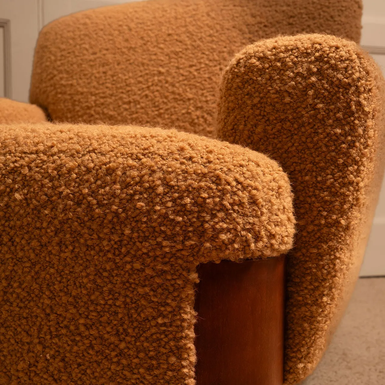 Coppia di poltrone in legno e bouclé, anni '70 9