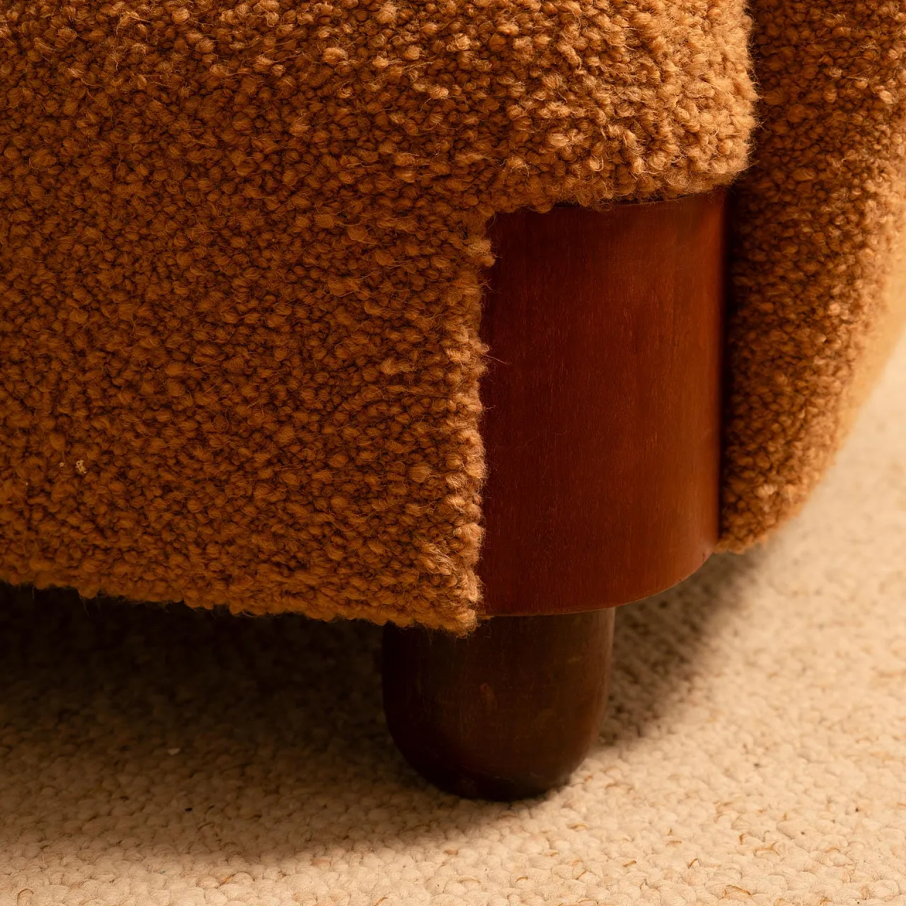 Coppia di poltrone in legno e bouclé, anni '70 10