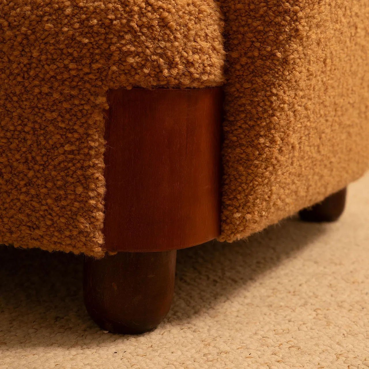 Coppia di poltrone in legno e bouclé, anni '70 11