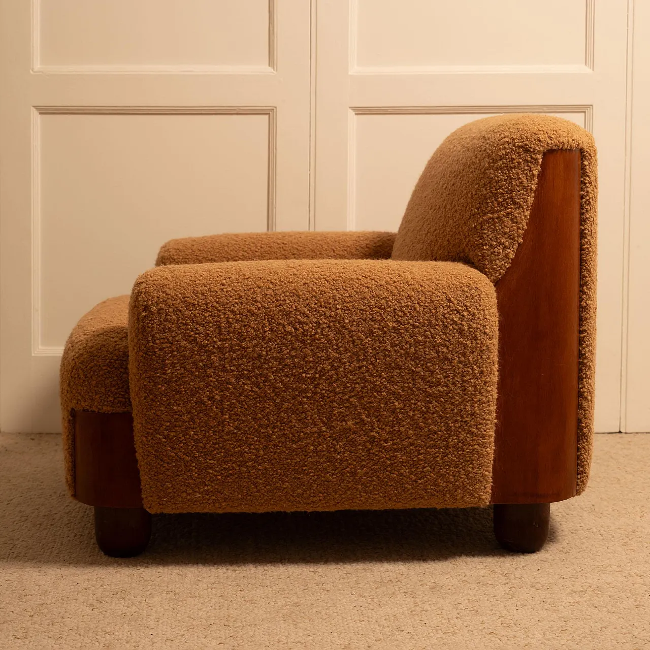 Coppia di poltrone in legno e bouclé, anni '70 13