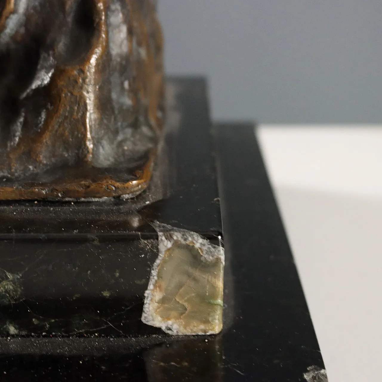 Slavebronze sculpture with marble base, 20th century 9