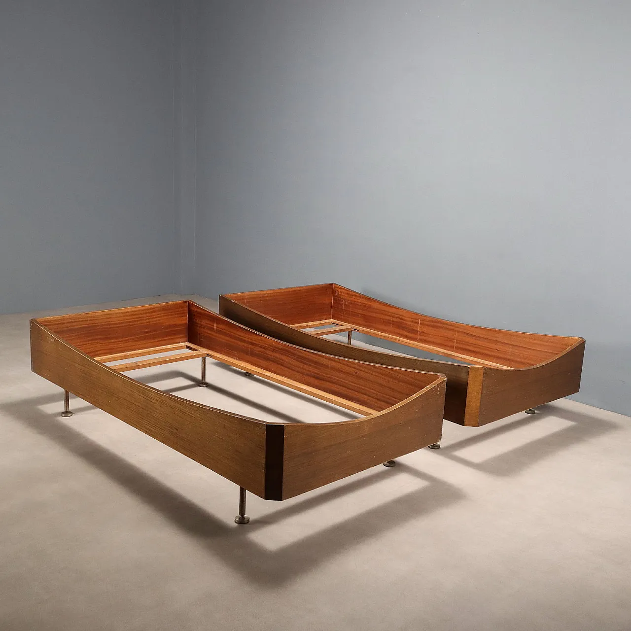 Pair of beds in exotic veneered wood and chrome metal, 20th century 1
