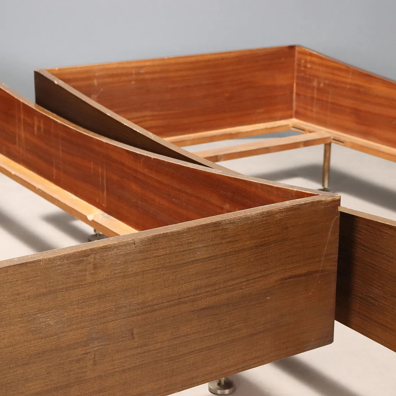 Pair of beds in exotic veneered wood and chrome metal, 20th century 4