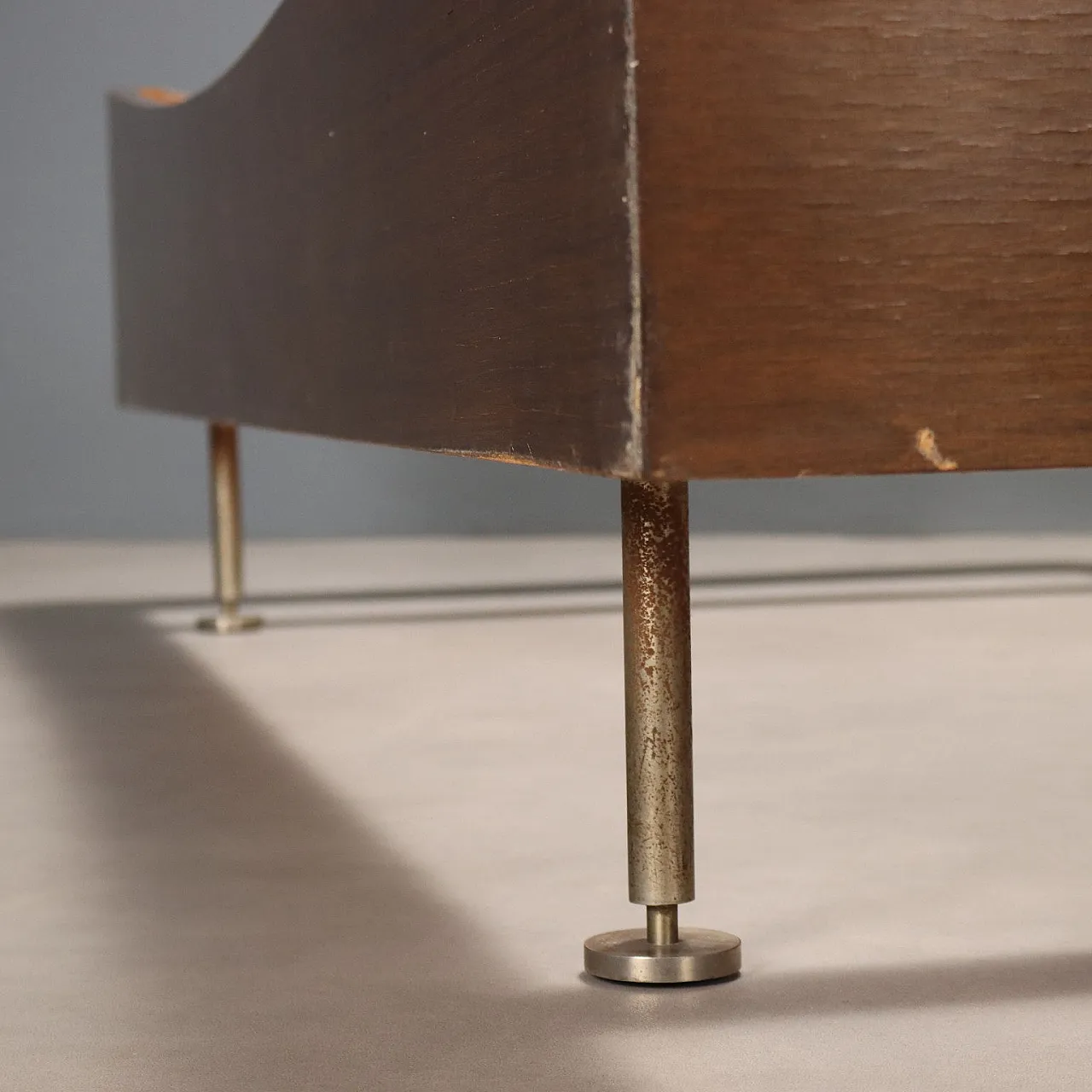 Pair of beds in exotic veneered wood and chrome metal, 20th century 6