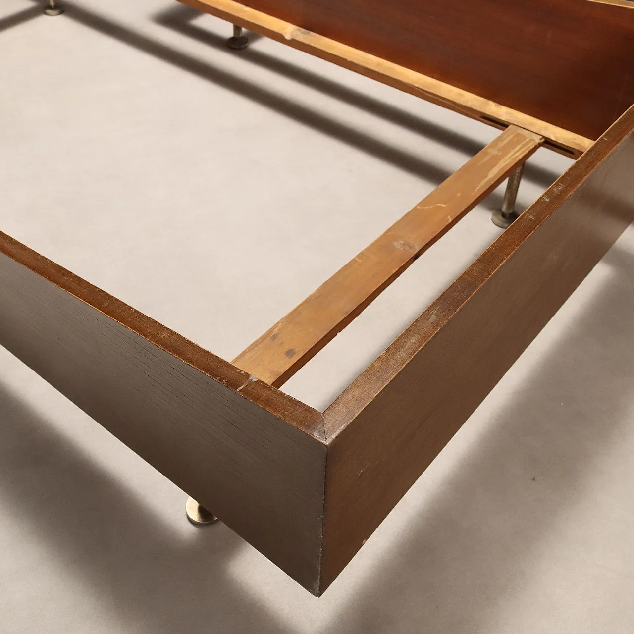 Pair of beds in exotic veneered wood and chrome metal, 20th century 9