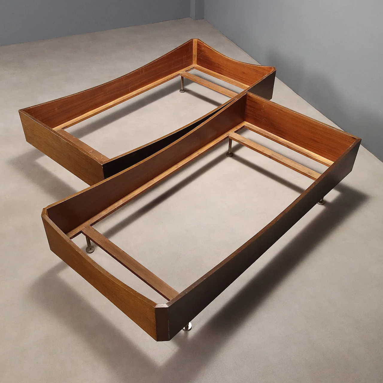 Pair of beds in exotic veneered wood and chrome metal, 20th century 10