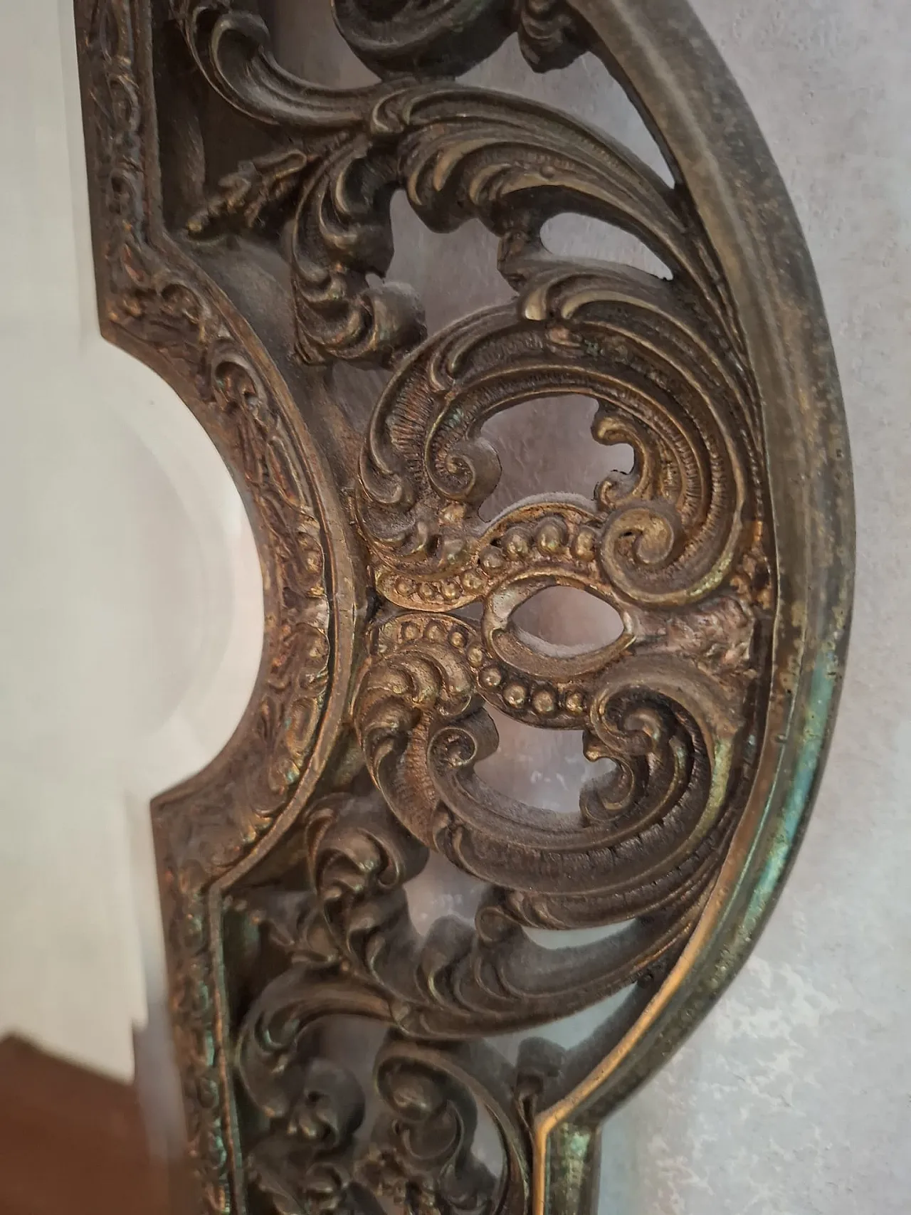 Specchio da parete decorato con struttura in metallo, anni '70 4