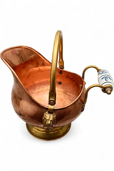 Secchio da camino in rame e ottone con manico in porcellana, anni '50