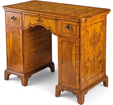 Louis XVI center desk in walnut root, Veneto, late 18th century