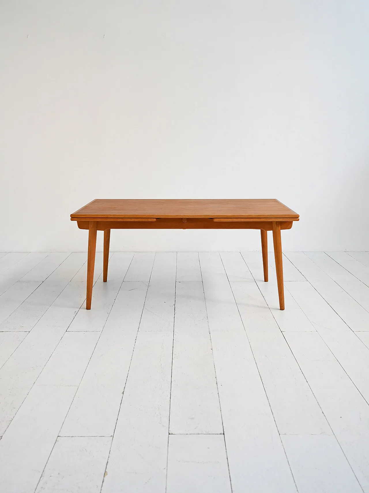 Extendable table model “AT 312” by Hans J. Wegner 1