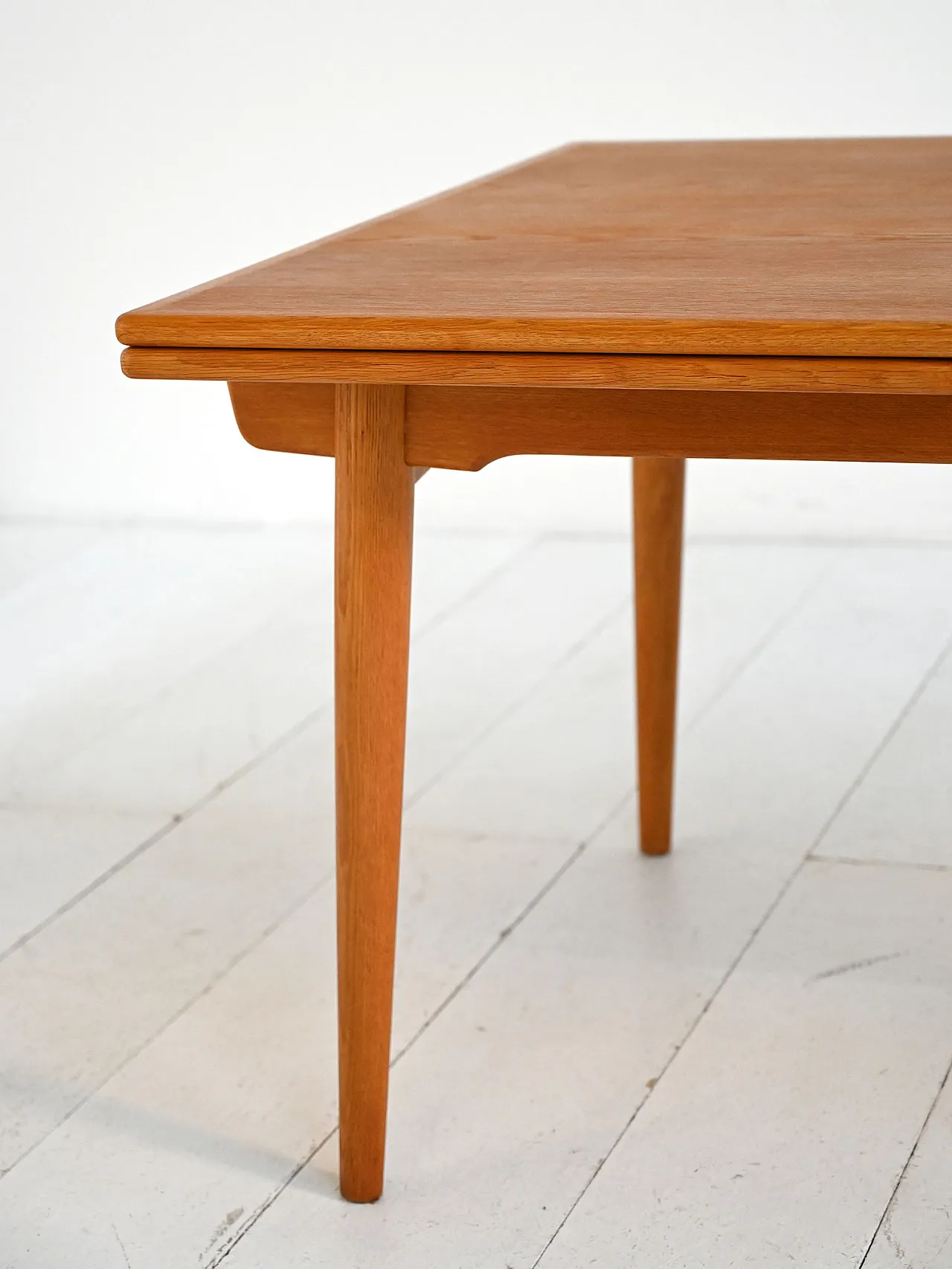 Extendable table model “AT 312” by Hans J. Wegner 2