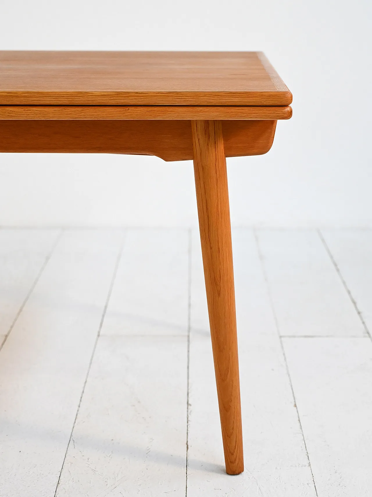 Extendable table model “AT 312” by Hans J. Wegner 3